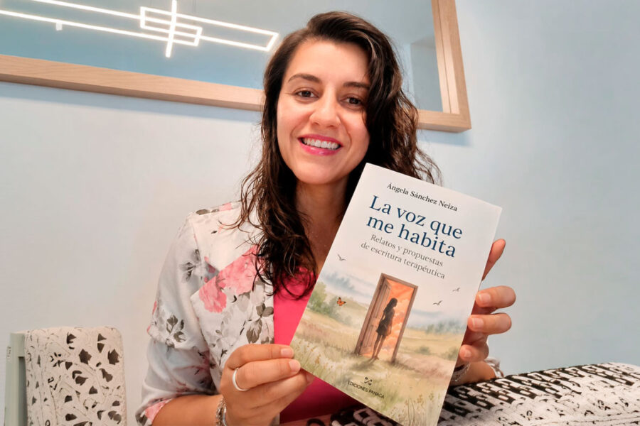 Ángela Sánchez autora de La voz que me habita ediciones pangea
