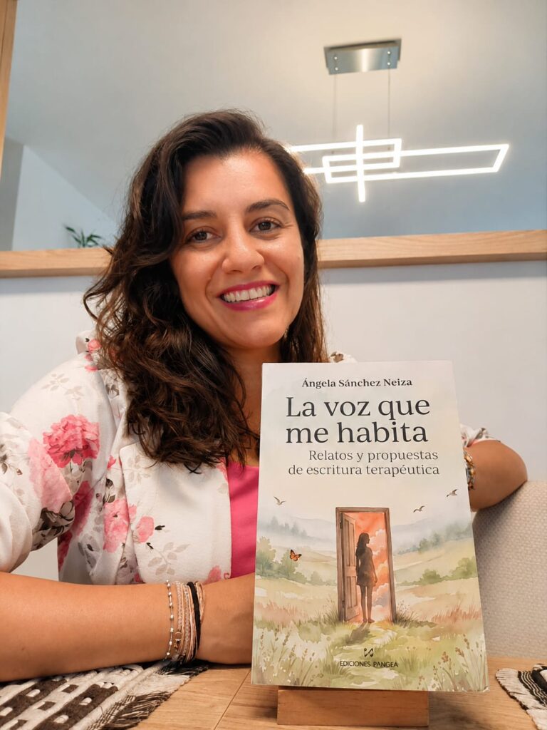 Ángela Sánchez autora de La voz que me habita ediciones pangea entrevista